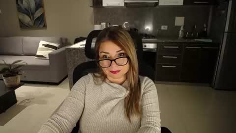 Snapshot of esperanza86_ chatting on June 10, 12:33 am Juliana online show from June 10, 12:33 am
