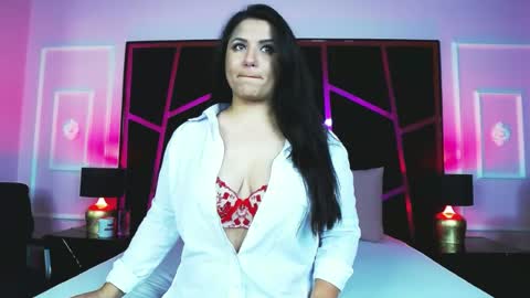Snapshot of essena_monroe chatting on June 27, 6:07 am Mary online show from June 27, 6:07 am