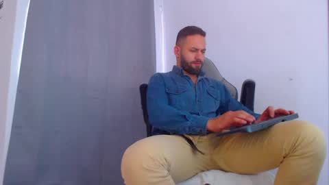 Snapshot of esteban7984068 chatting on December 5, 7:38 pm esteban online show from December 5, 7:38 pm