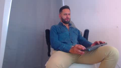 Snapshot of esteban7984068 chatting on January 4, 8:27 pm esteban online show from January 4, 8:27 pm