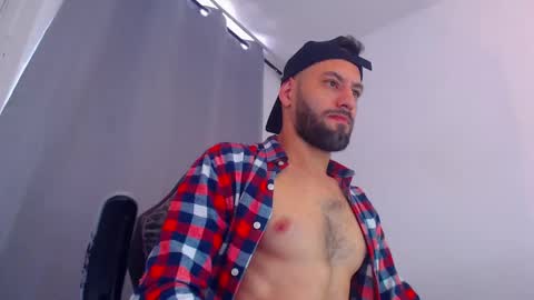 Snapshot of esteban7984068 chatting on February 19, 7:05 pm esteban online show from February 19, 7:05 pm