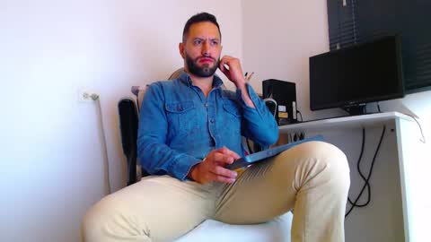 Snapshot of esteban7984068 chatting on February 3, 2:11 pm esteban online show from February 3, 2:11 pm