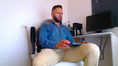 Snapshot of esteban7984068 chatting on February 10, 2:32 pm esteban online show from February 10, 2:32 pm