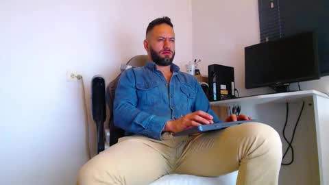 Snapshot of esteban7984068 chatting on February 11, 3:06 pm esteban online show from February 11, 3:06 pm