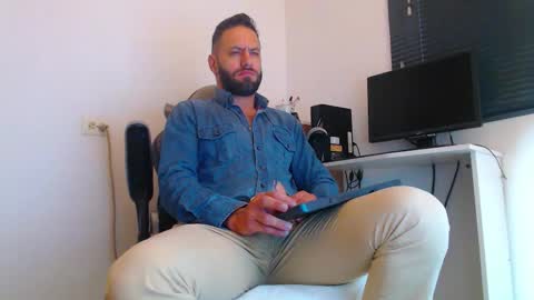 Snapshot of esteban7984068 chatting on February 18, 12:45 pm esteban online show from February 18, 12:45 pm