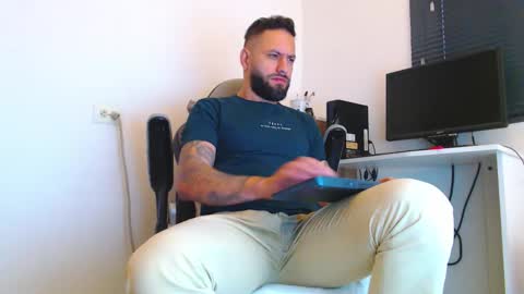 Snapshot of esteban7984068 chatting on February 20, 2:06 pm esteban online show from February 20, 2:06 pm