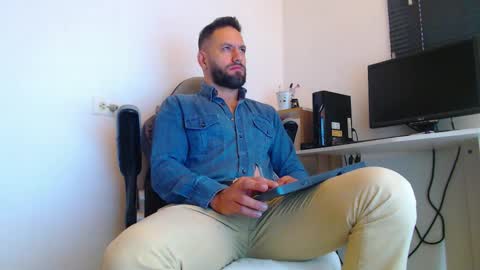 Snapshot of esteban7984068 chatting on February 23, 2:03 pm esteban online show from February 23, 2:03 pm