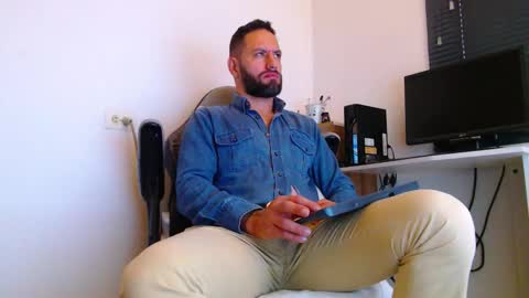 Snapshot of esteban7984068 chatting on March 6, 2:46 pm esteban online show from March 6, 2:46 pm