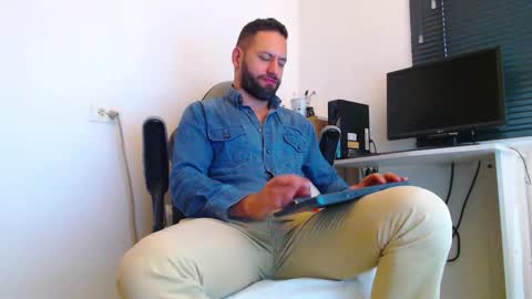 Snapshot of esteban7984068 chatting on March 7, 4:15 pm esteban online show from March 7, 4:15 pm