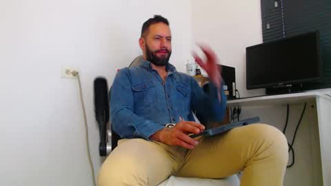 Snapshot of esteban7984068 chatting on March 10, 3:50 pm esteban online show from March 10, 3:50 pm