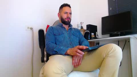 Snapshot of esteban7984068 chatting on March 13, 4:35 pm esteban online show from March 13, 4:35 pm