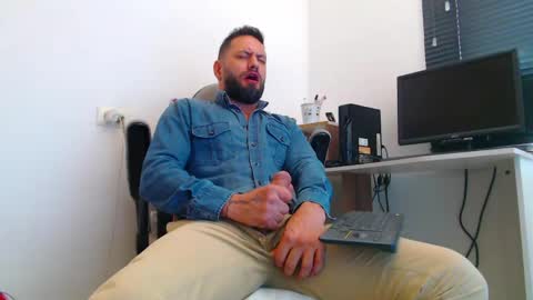 Snapshot of esteban7984068 chatting on March 19, 5:17 pm esteban online show from March 19, 5:17 pm