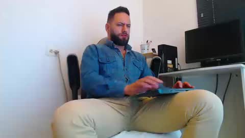 Snapshot of esteban7984068 chatting on March 20, 2:00 pm esteban online show from March 20, 2:00 pm