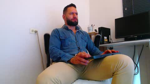 Snapshot of esteban7984068 chatting on March 24, 1:49 pm esteban online show from March 24, 1:49 pm