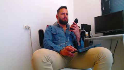 Snapshot of esteban7984068 chatting on March 25, 6:36 pm esteban online show from March 25, 6:36 pm