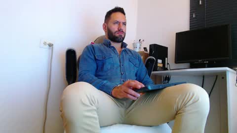 Snapshot of esteban7984068 chatting on April 3, 4:05 pm esteban online show from April 3, 4:05 pm