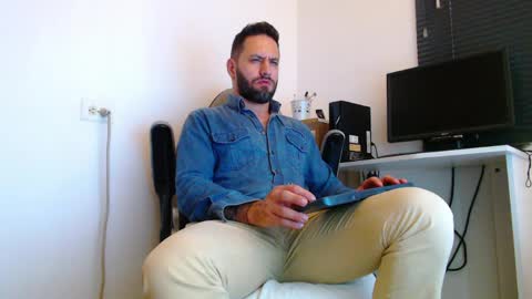 Snapshot of esteban7984068 chatting on April 7, 8:31 pm esteban online show from April 7, 8:31 pm