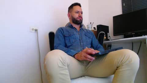Snapshot of esteban7984068 chatting on April 19, 6:10 pm esteban online show from April 19, 6:10 pm