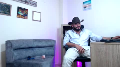 Snapshot of esteban_fer chatting on April 18, 6:39 am Esteban Fernandez online show from April 18, 6:39 am