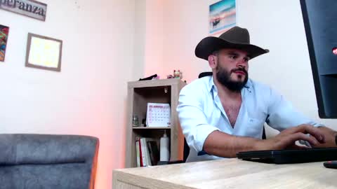 Snapshot of esteban_fer chatting on May 4, 4:52 am Esteban Fernandez online show from May 4, 4:52 am
