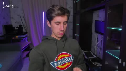 Snapshot of esthetics_boys chatting on December 8, 11:40 pm LOUIS online show from December 8, 11:40 pm