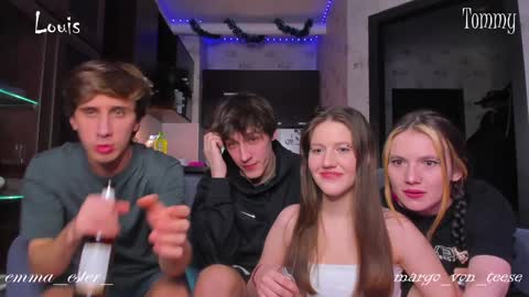 Snapshot of esthetics_boys chatting on January 28, 7:42 pm LOUIS online show from January 28, 7:42 pm