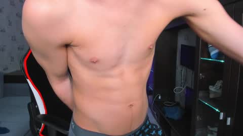 Snapshot of esthetics_boys chatting on February 26, 3:32 am LOUIS online show from February 26, 3:32 am