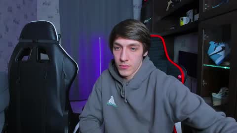 Snapshot of esthetics_boys chatting on March 4, 3:44 am LOUIS online show from March 4, 3:44 am