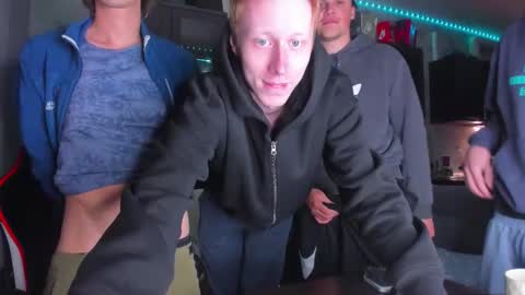 Snapshot of esthetics_boys chatting on October 3, 9:45 pm LOUIS online show from October 3, 9:45 pm