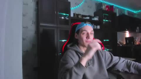 Snapshot of esthetics_boys chatting on October 14, 9:15 pm LOUIS online show from October 14, 9:15 pm