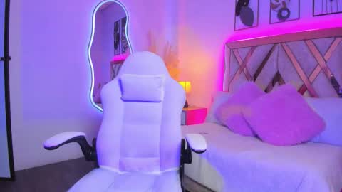 Estrella  online show from February 5, 1:38 pm