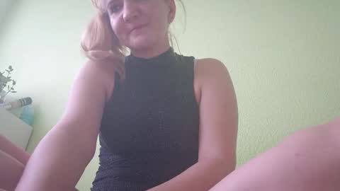 Snapshot of estrellawalters chatting on January 1, 10:32 am estrellawalters online show from January 1, 10:32 am