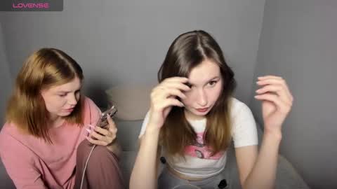 Veronica Tiia Lilith left to right online show from September 26, 6:56 pm