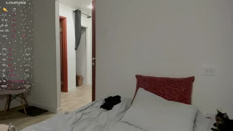 Veronica Tiia Lilith left to right online show from April 3, 8:18 pm