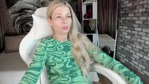 Snapshot of eva_melow chatting on May 6, 5:18 pm Eva online show from May 6, 5:18 pm