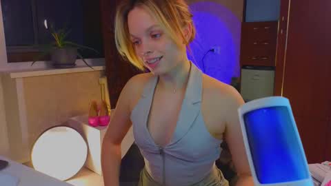 Snapshot of eva_sinn chatting on January 31, 7:11 pm Hi there i am Eva and i wish create a nice community with you so join my Ticket Show for more pleasure online show from January 31, 7:11 pm