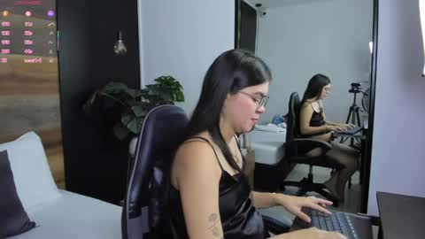 E V A  online show from May 6, 12:10 pm