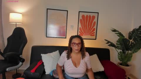 Snapshot of evaa_mills chatting on May 11, 8:28 pm Eva online show from May 11, 8:28 pm