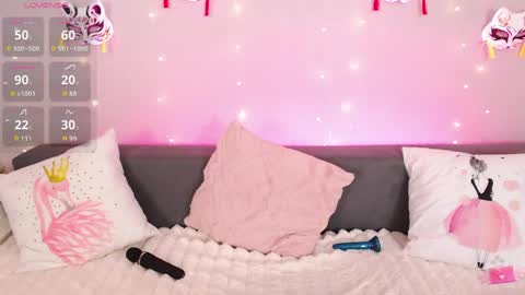 Snapshot of evarey_ chatting on May 18, 3:57 am Adelina online show from May 18, 3:57 am