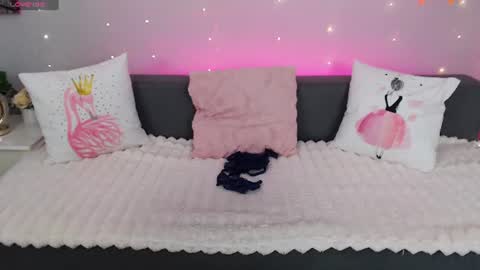 Snapshot of evarey_ chatting on June 15, 4:47 am Adelina online show from June 15, 4:47 am
