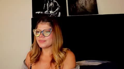 Snapshot of eve_collen chatting on November 17, 1:11 am Eve collen online show from November 17, 1:11 am