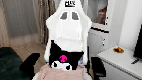 eveeevian online show from March 5, 4:46 pm