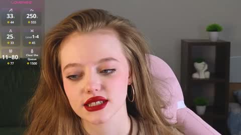 Snapshot of eveleen_soleen chatting on December 13, 10:45 pm Eveleen online show from December 13, 10:45 pm