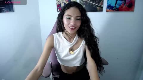 Snapshot of evelin_shy chatting on December 28, 3:26 am Evelin online show from December 28, 3:26 am