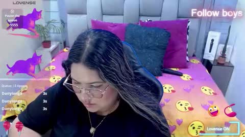 Snapshot of evelin_zaens chatting on February 15, 7:54 pm evelin zaens online show from February 15, 7:54 pm