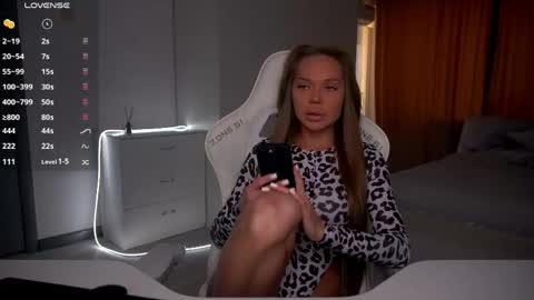 Evelina online show from April 12, 2:11 pm