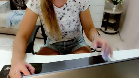 evelove online show from October 3, 4:59 pm