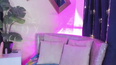 evelyn__rose1 online show from April 10, 5:23 am