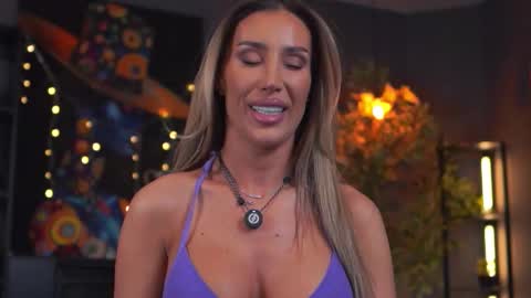 Evelyn online show from January 14, 7:08 pm