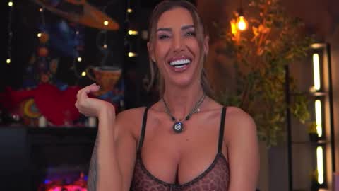 Evelyn online show from March 7, 7:11 pm